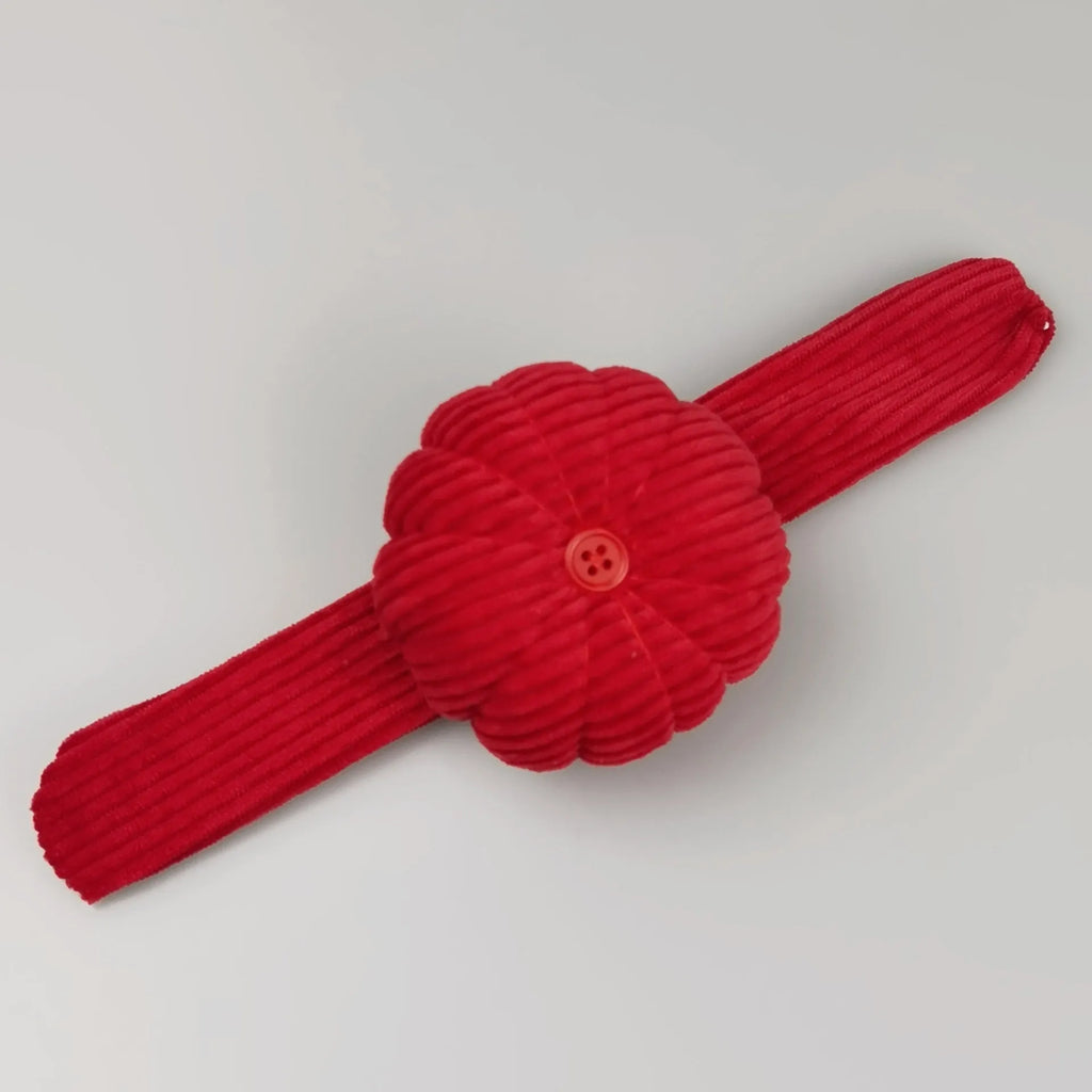 Ring pincushion sewing tool with vertical cutting edge in multiple colours