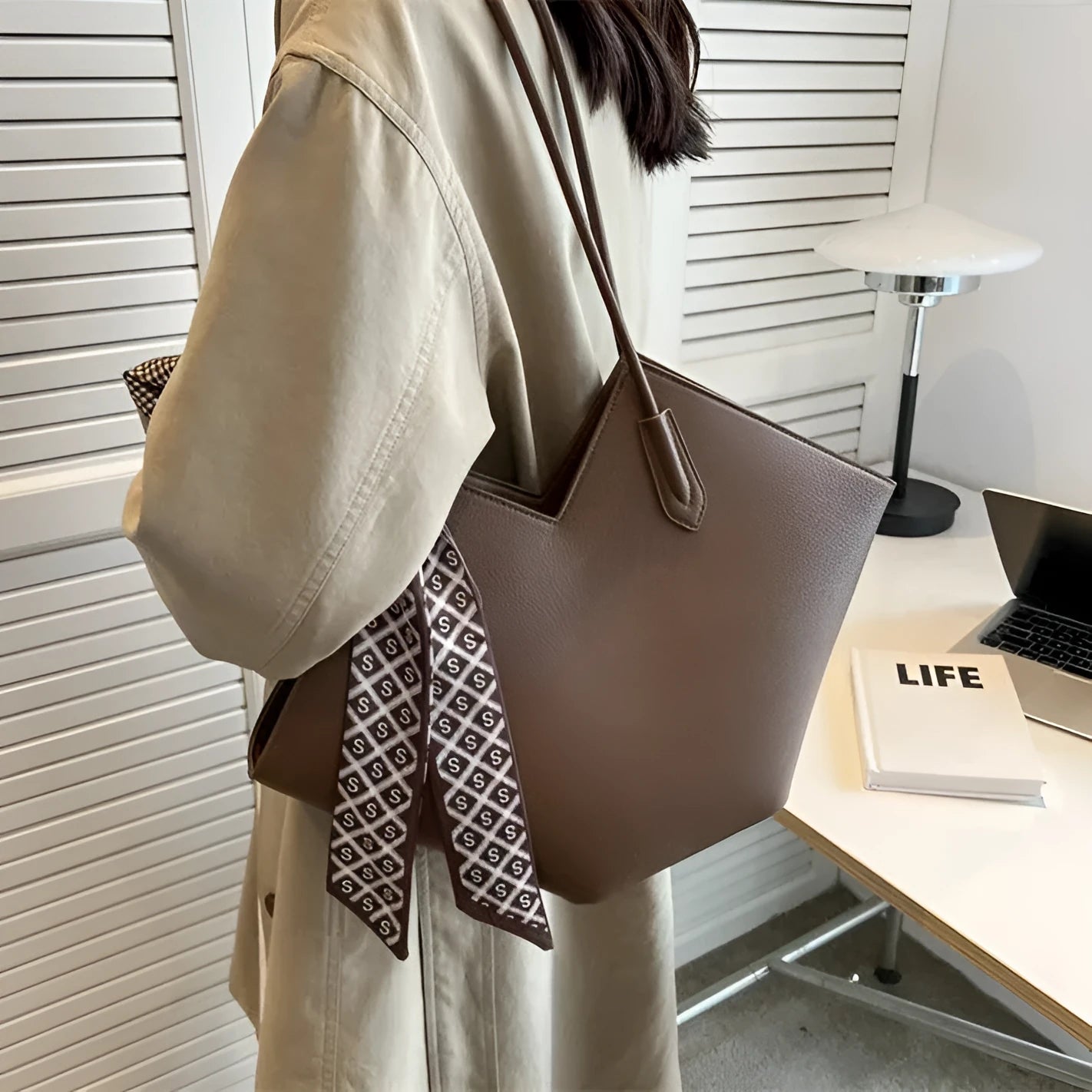 Women's large capacity PU shoulder bag in horizontal square shape with sandwich pocket
