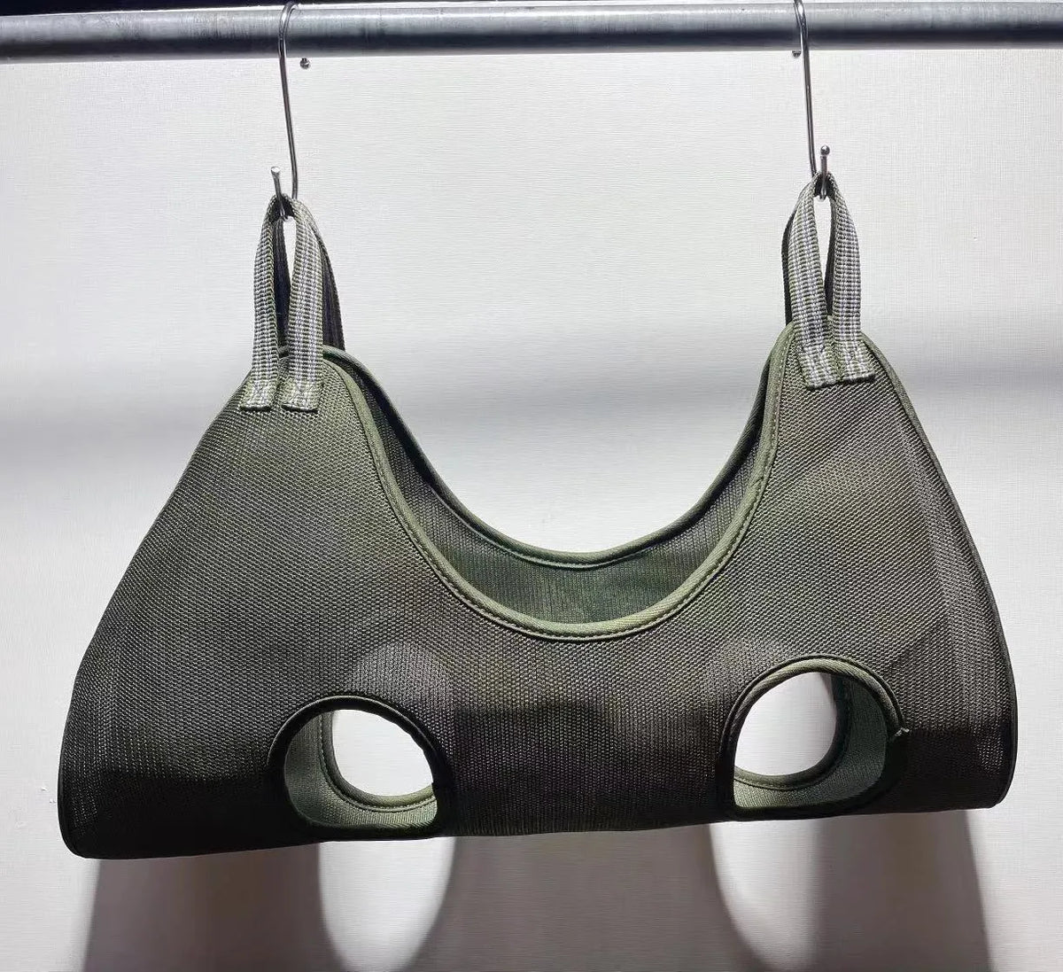 Breathable sandwich fabric grooming hammock for small and medium cat or dog nail trimming, exposing paws and head