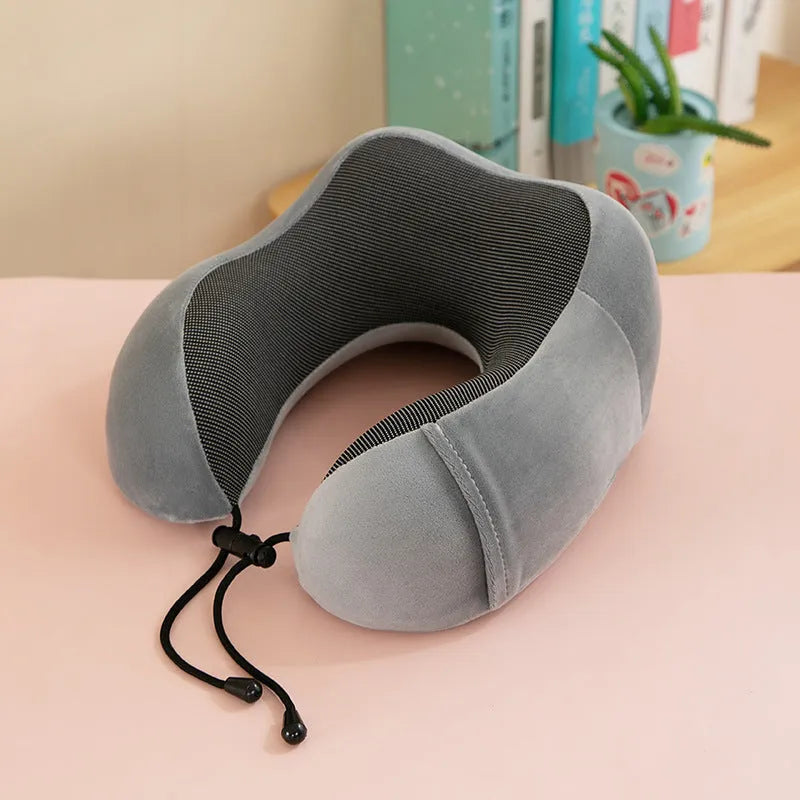 Memory foam U-shape travel neck pillow in light gray with magnetic closure, 30x25x15cm