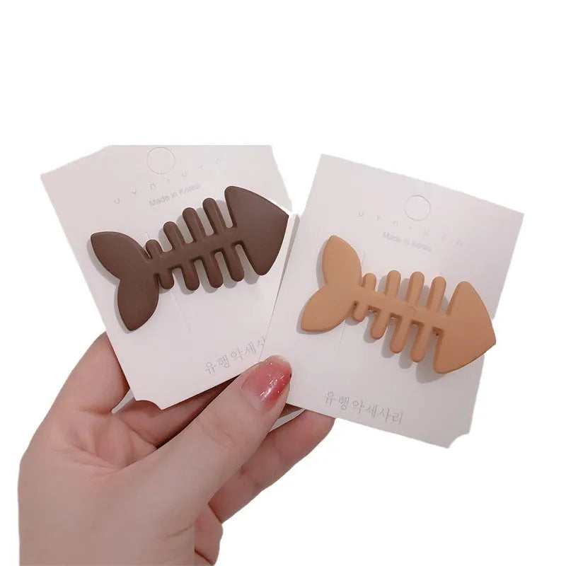 Fishbone pattern plastic barrette with duckbill clip in minimalist candy colour