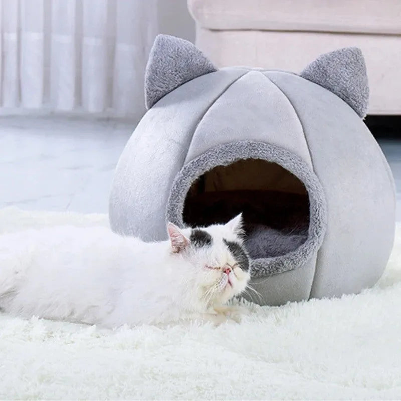 Grey closed cat nest made of Arctic velvet and short plush with a removable washable sleeping mat, available in L and M sizes