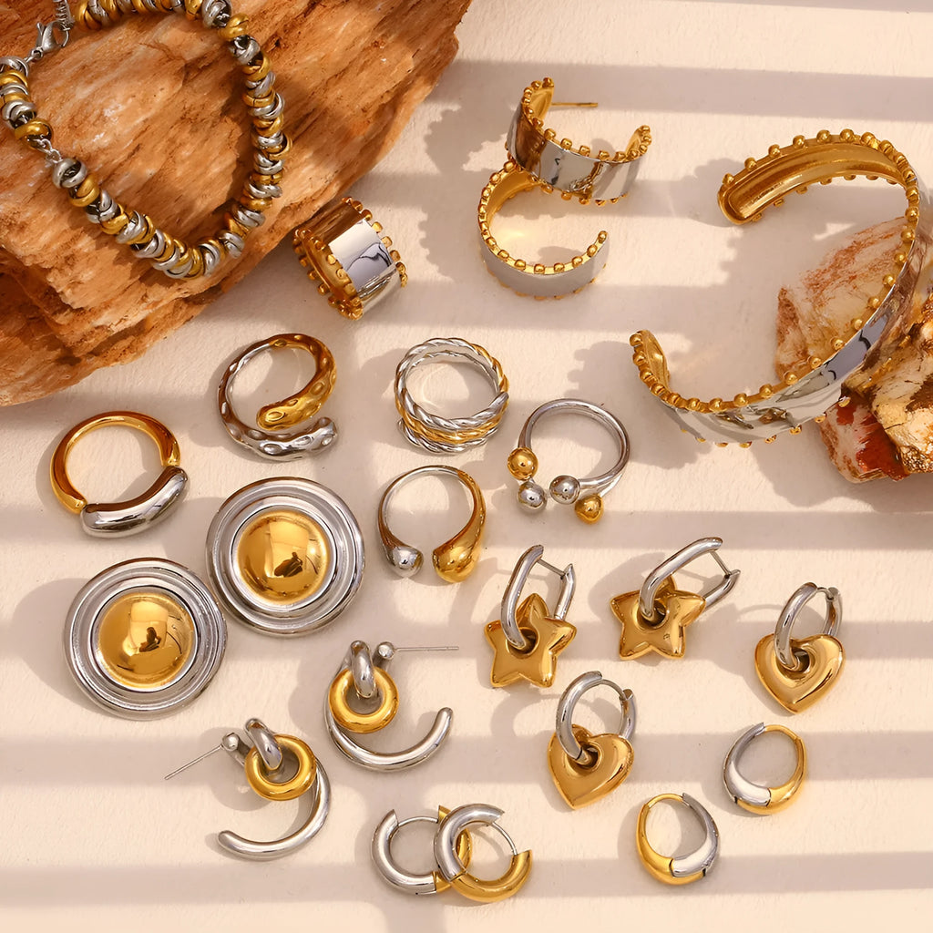 Gold geometric jewellery set with earrings, bracelet and necklace for women
