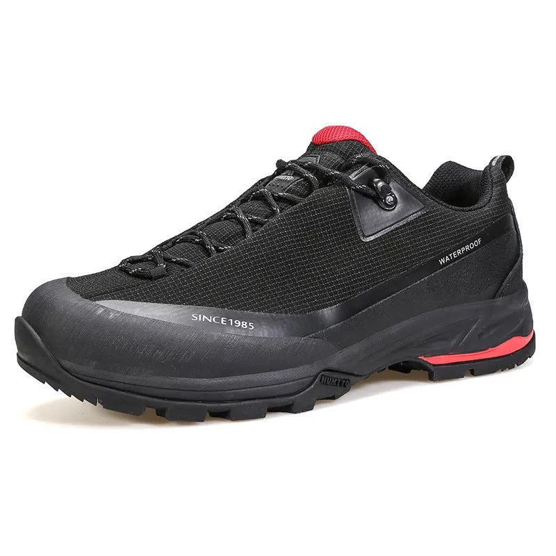 Men's low-top hiking shoes with leather mesh upper and round toe design