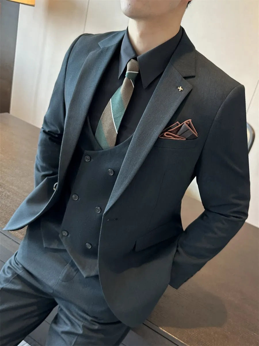 Men's slim fit business formal jacket in a chemical fibre blend, available in dark green.