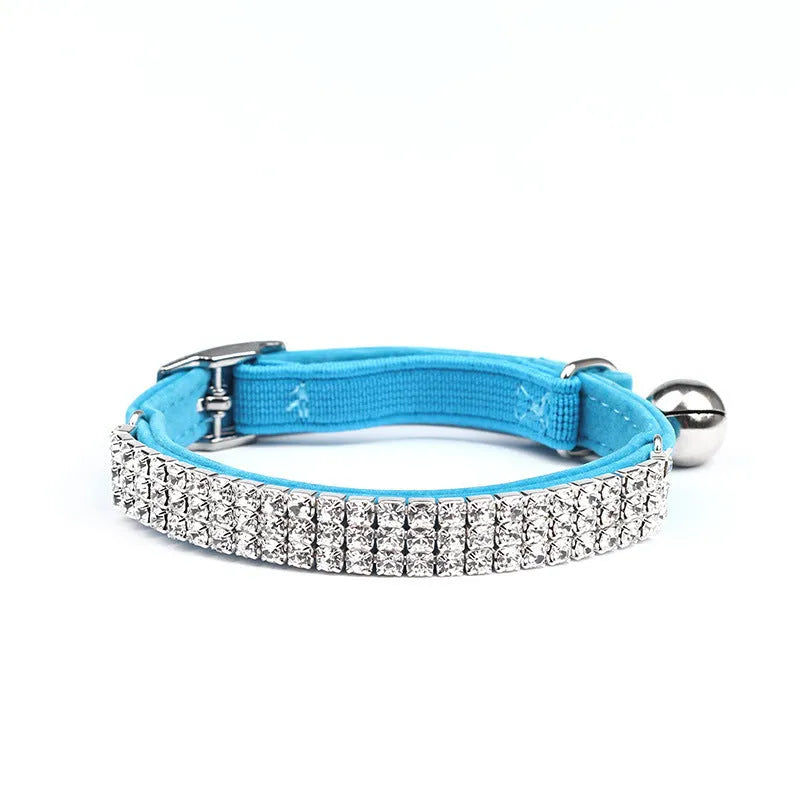 A velvet cat collar with rhinestone decoration, shown in an adjustable length from 20 to 30cm.