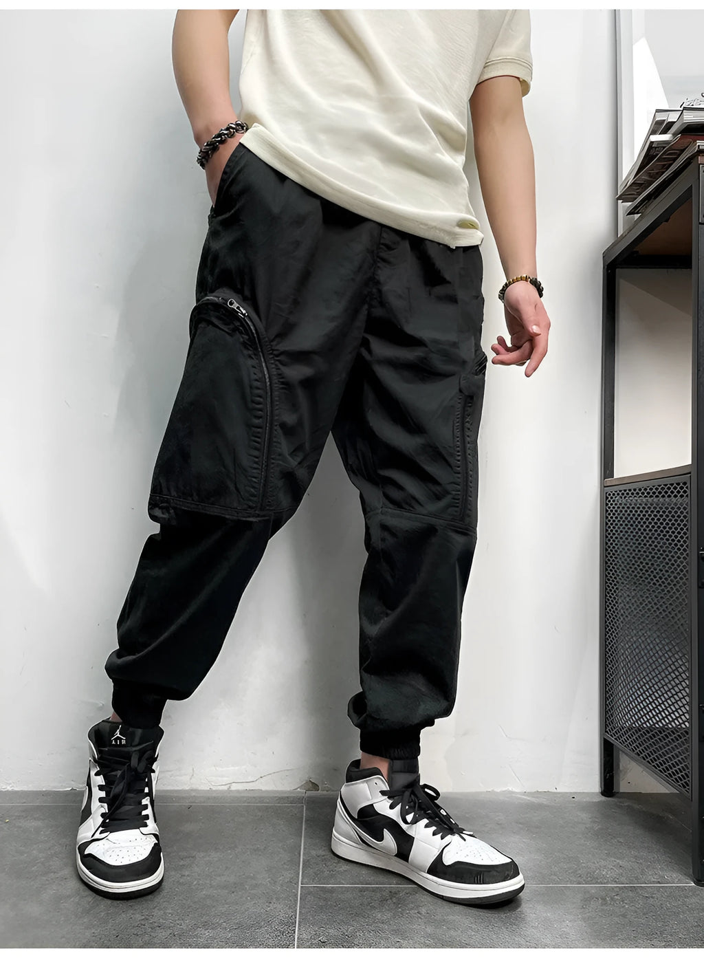 Men's loose fit cotton cargo trousers with elastic waist and zipper pockets in army green