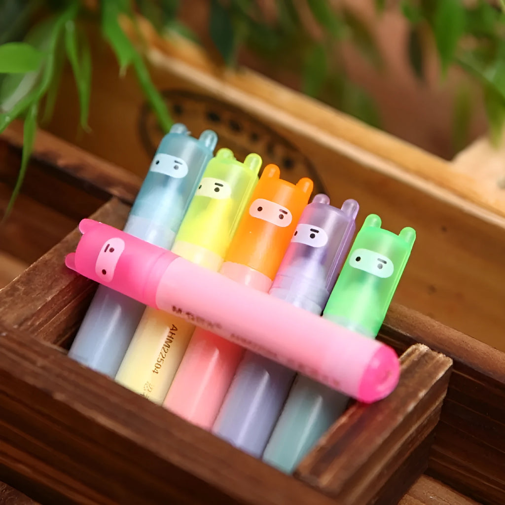 Six colour highlighter pen set with plastic shells and slanted oblique tips in bagged packaging
