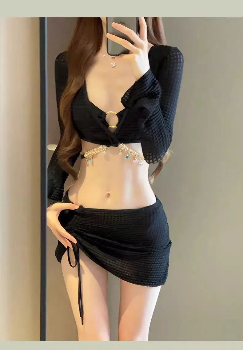 Women's long sleeve black and white bikini swimsuit for swimming.