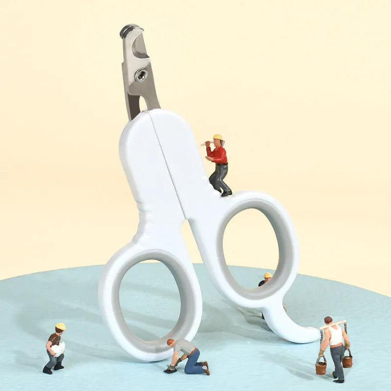 Professional pet nail clippers with curved tips and rubber-coated handles for cats and small dogs