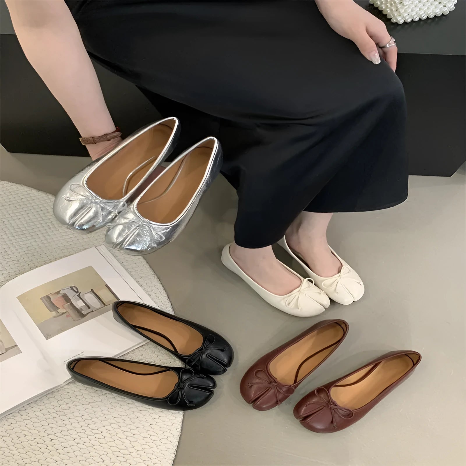 Women's split-toe flat pump in artificial PU, shown in available colours with round toe and flat rubber sole.