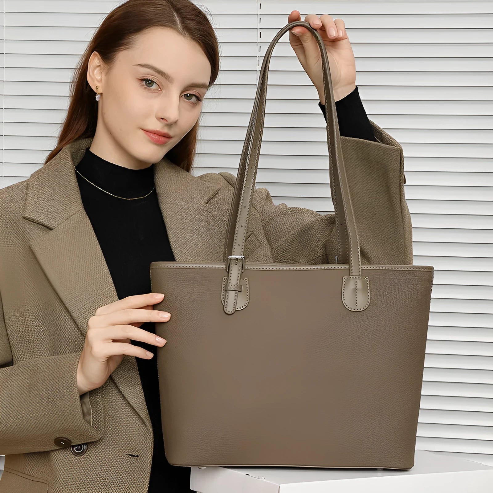 Genuine leather women's tote bag with 30cm width and internal organisation compartments