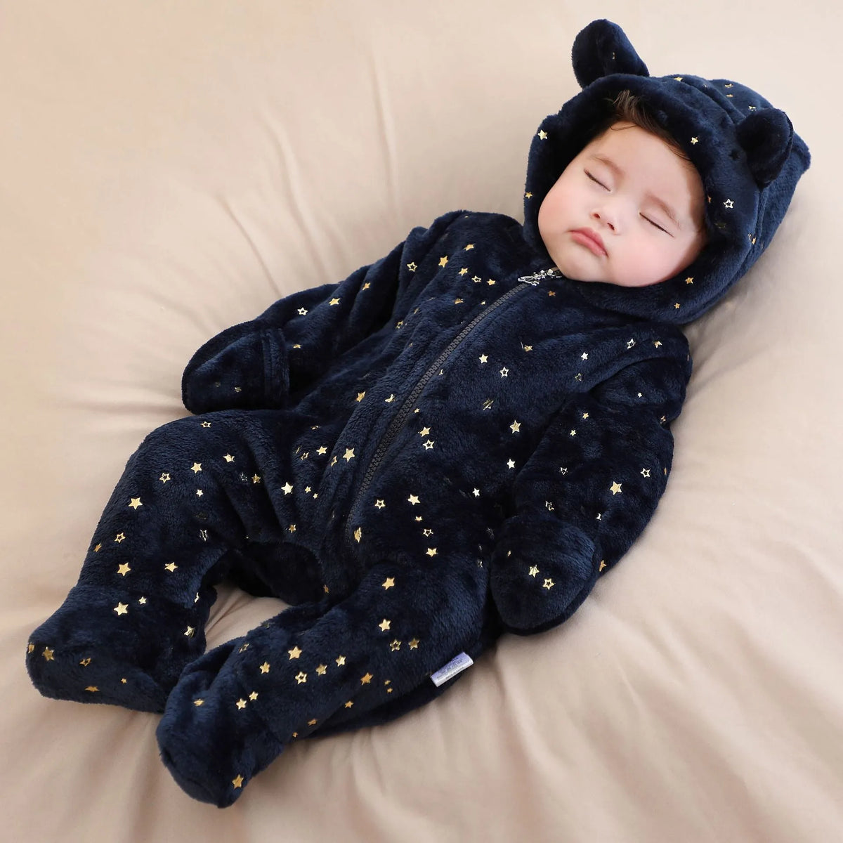 Fleece-lined flannel baby jumpsuit in bronzing bear design, suitable for 50-80cm height