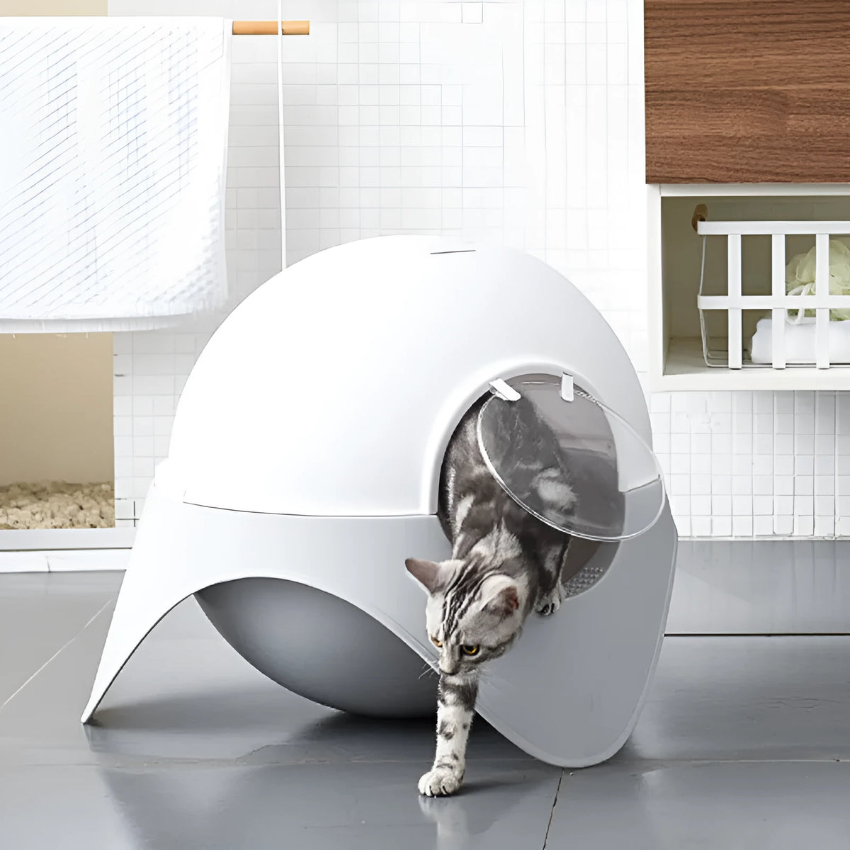 Large enclosed UFO plastic cat litter box in snow house style for indoor use