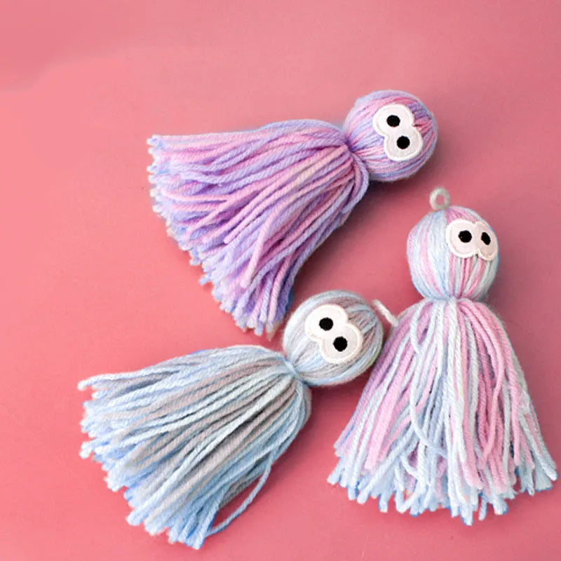 Bite-resistant wool ball cat toy measuring 10×13×4cm for hanging play