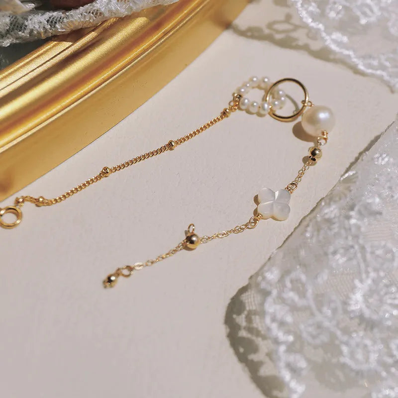 Women's adjustable natural pearl bracelet with gold-plated clasp on white background