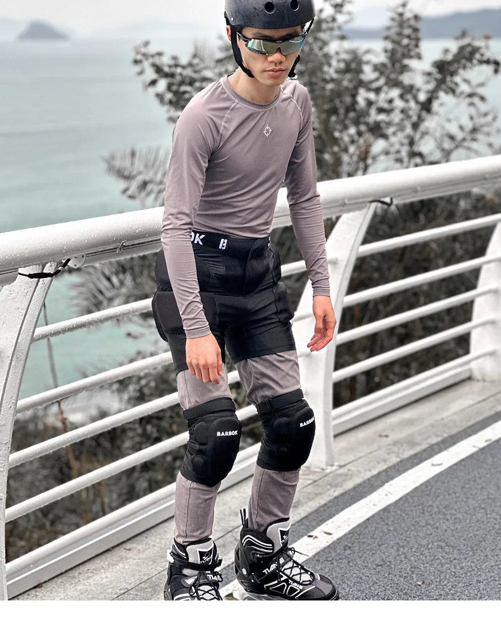 Black spandex hip protection pad with NBR foam for skating and skiing.