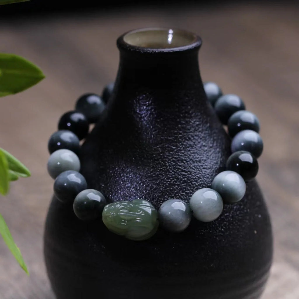 Black 10mm eagle eye stone and Hetian jade Pixiu bracelet with manual craftsmanship details