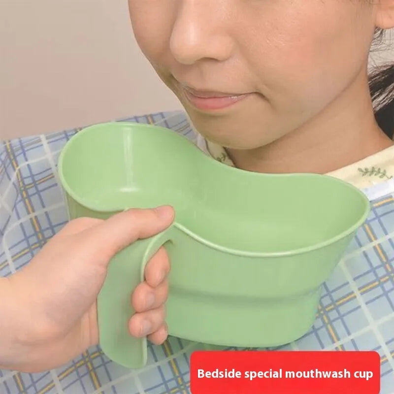 Green plastic gargle cup for elderly bedridden oral care with modern simplicity design
