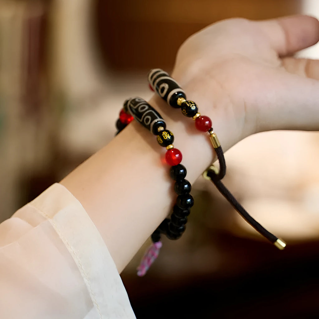 Handmade agate Dzi bead bracelet with 8mm beads in a Tibetan ethnic style.