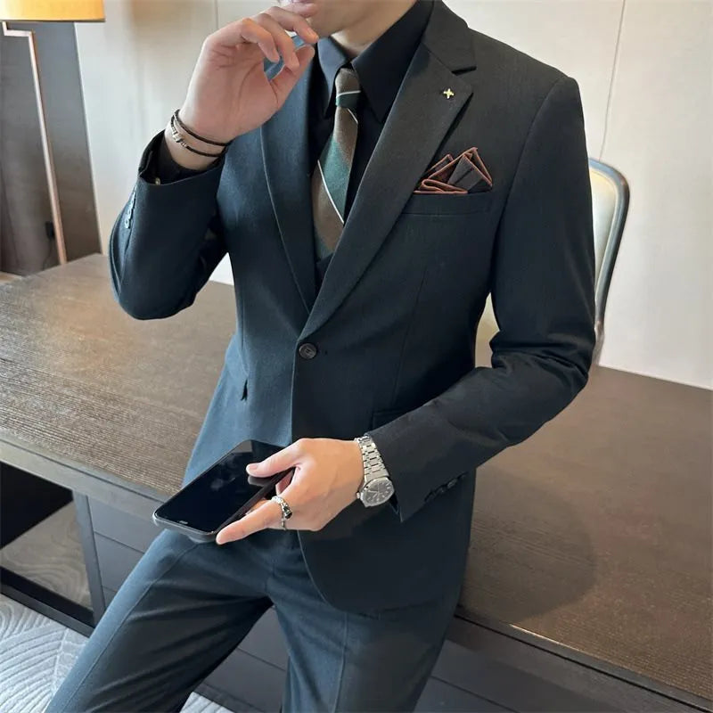 Men's slim fit business formal jacket in a chemical fibre blend, available in dark green.