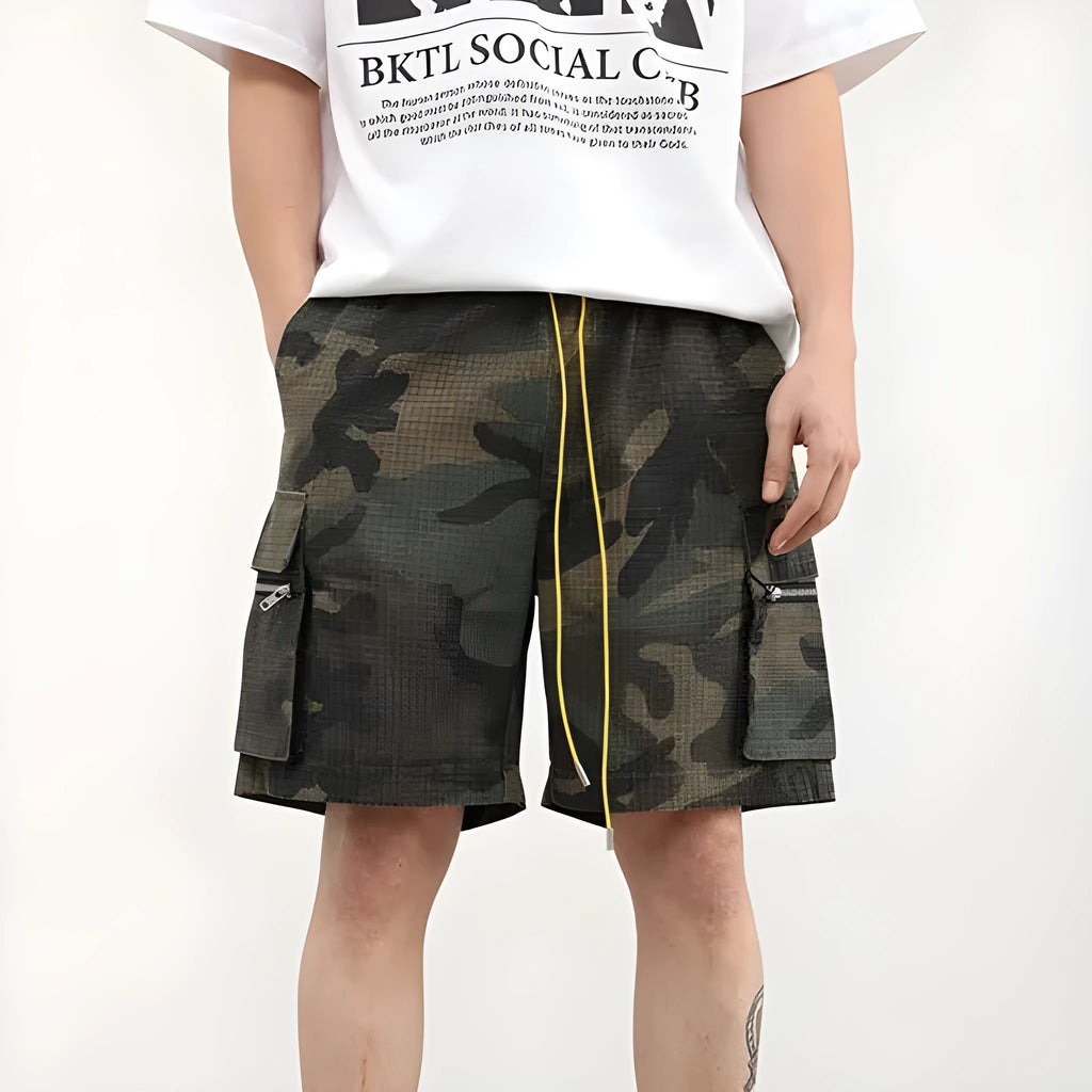 Men's camouflage pattern cropped cargo shorts with multiple pockets and elastic waistband