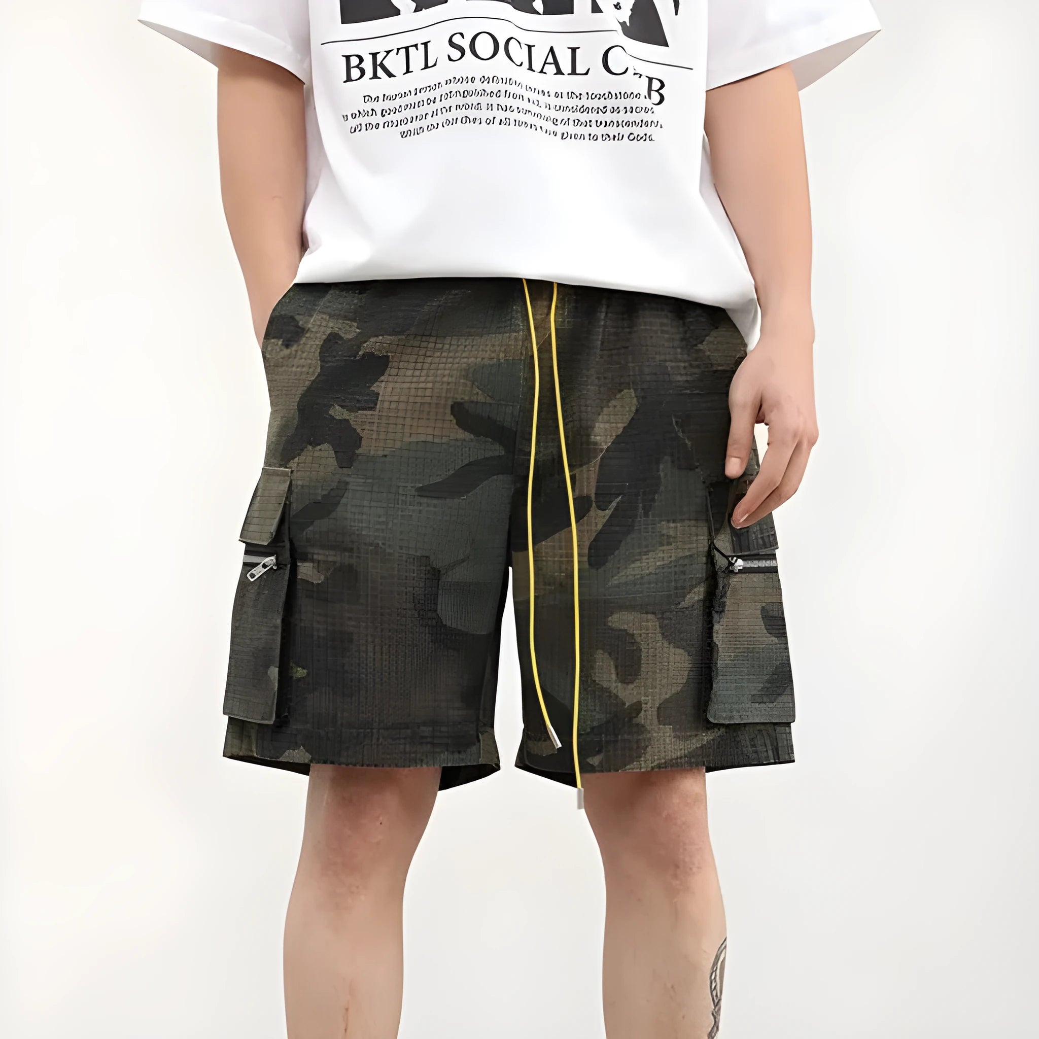 Men's camouflage pattern cropped cargo shorts with multiple pockets and elastic waistband
