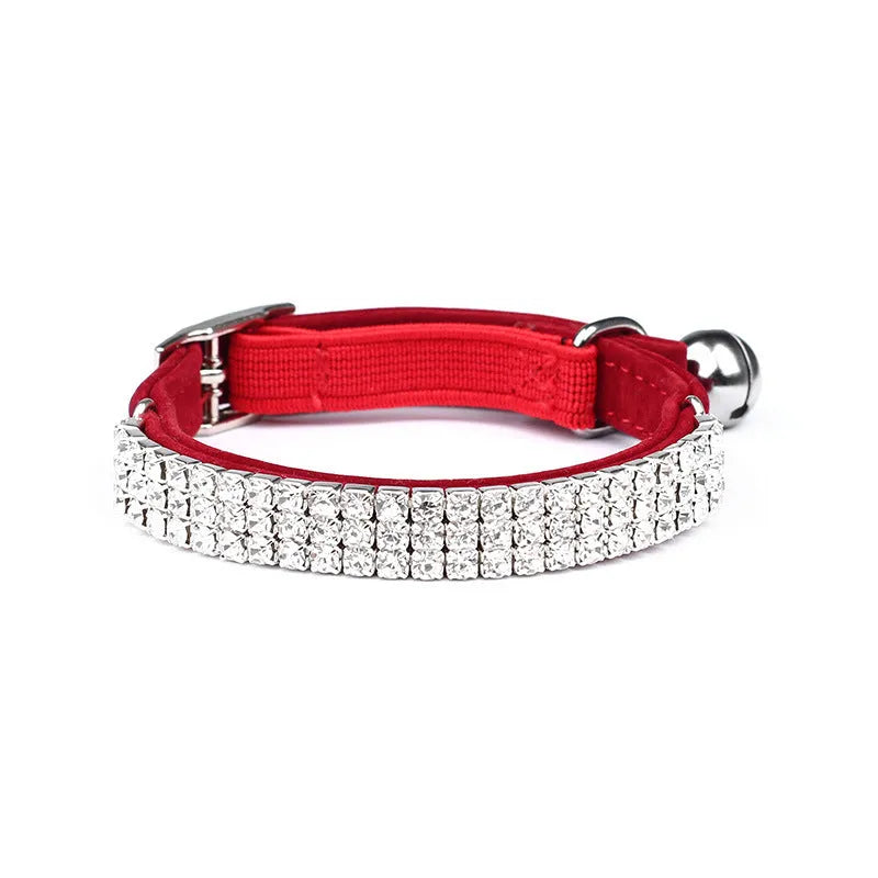 A velvet cat collar with rhinestone decoration, shown in an adjustable length from 20 to 30cm.