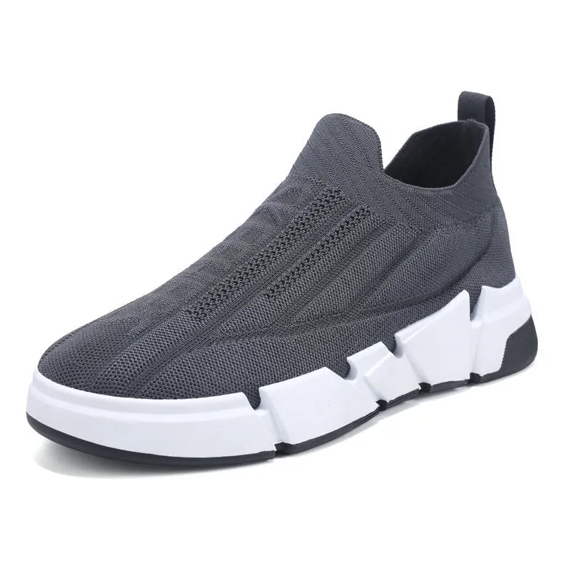 Men's casual slip-on sports shoes in black with flyknit mesh upper and sock cuffs