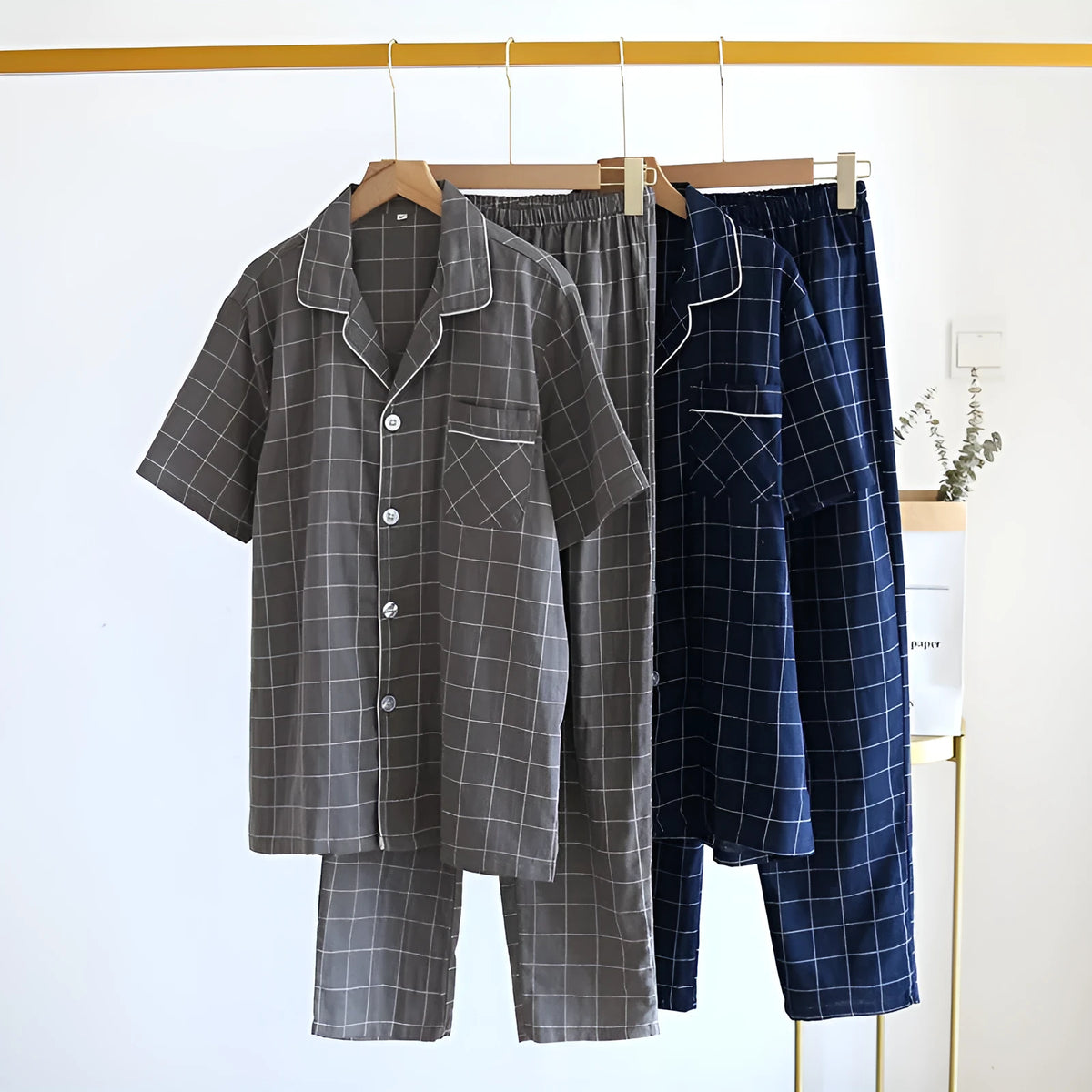 Men's single-line plaid cotton pajama set with short sleeves and trousers in gray colour