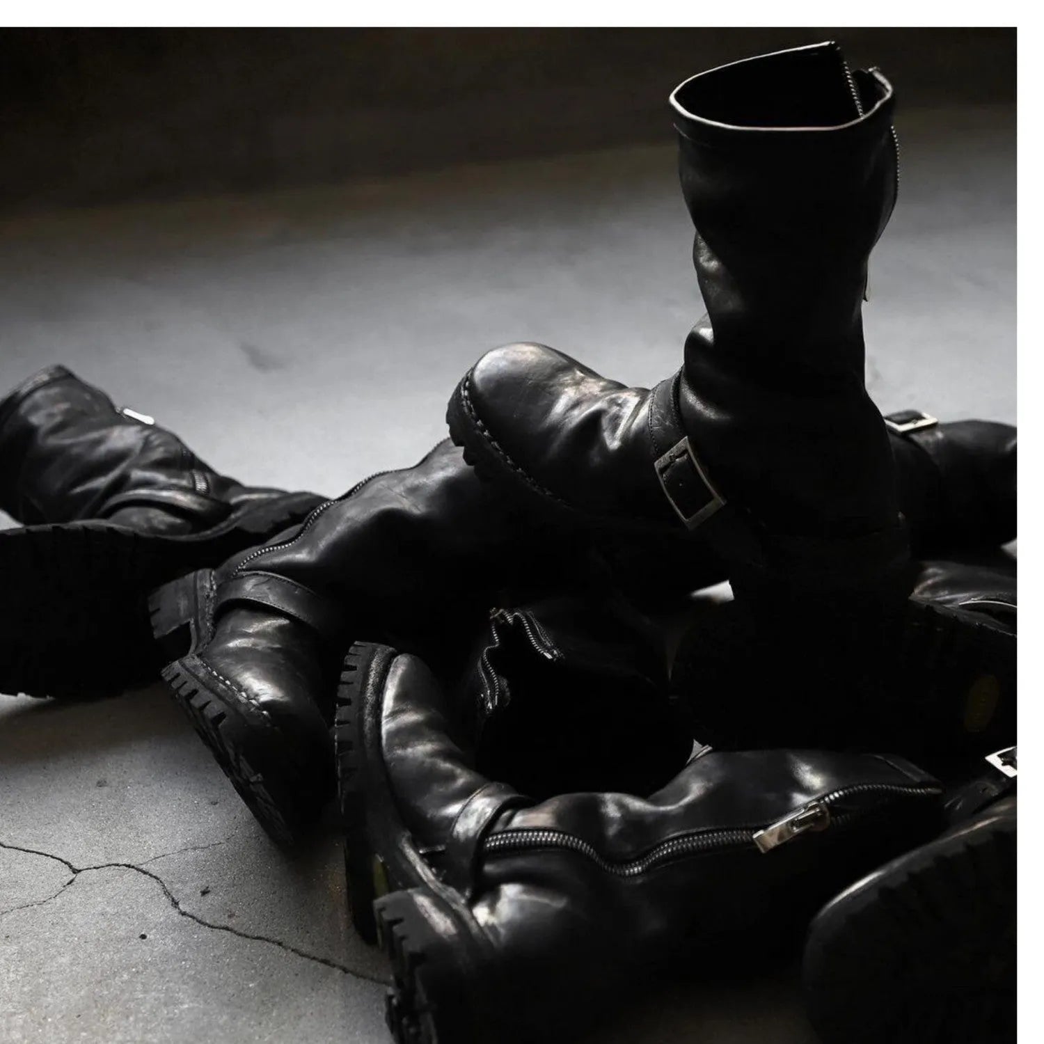 Men's dark retro Martin ankle boots with side zipper and round toe in black.