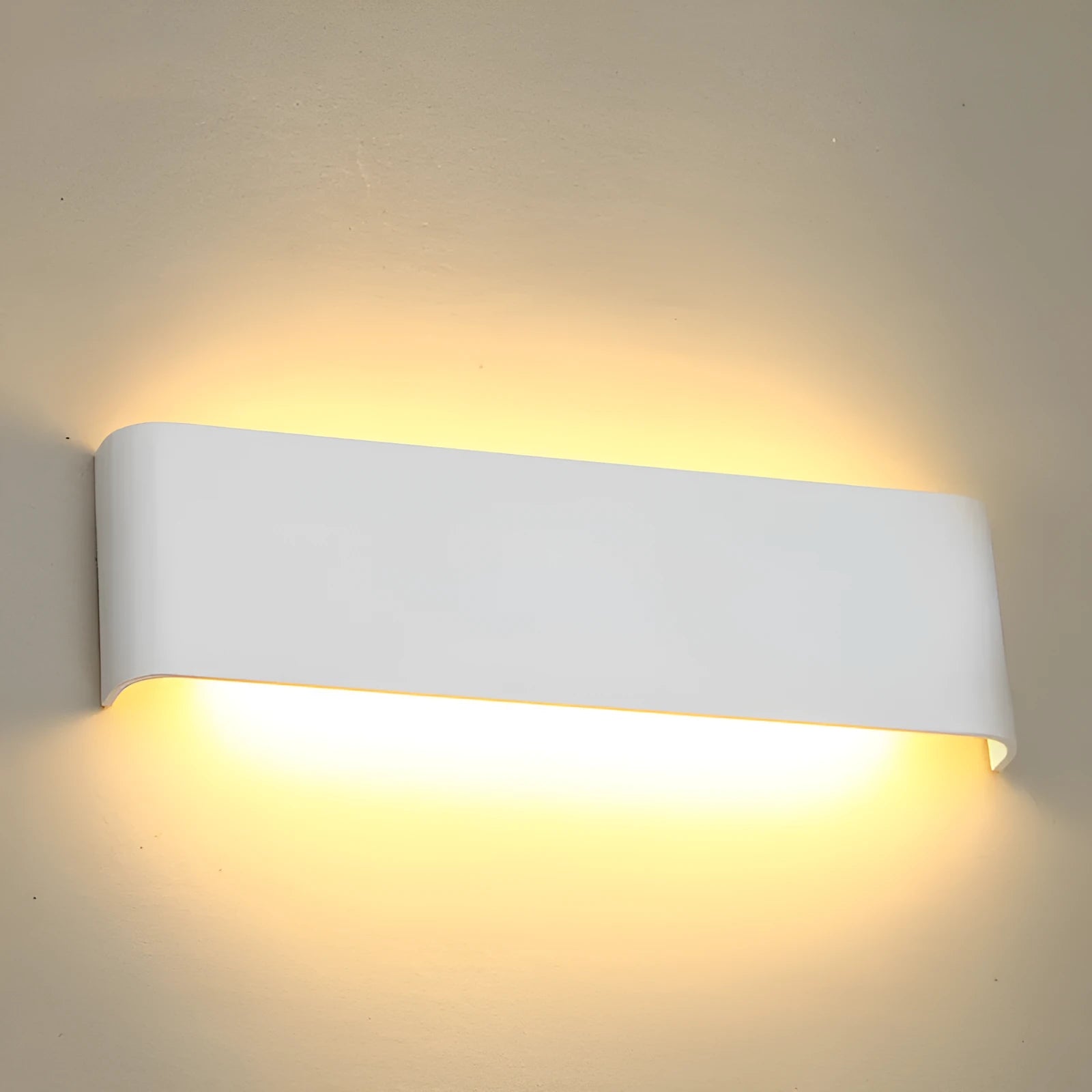 Modern minimalist 12W aluminium alloy wall light with 3000K warm light in black finish for indoor hallway installation