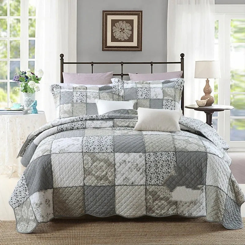 Pure cotton quilted bedspread three-piece set in a colour pattern with two pillowcases.