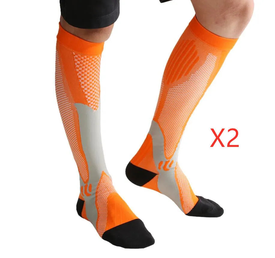 Graduated compression socks for men and women in athletic fit with circulatory support