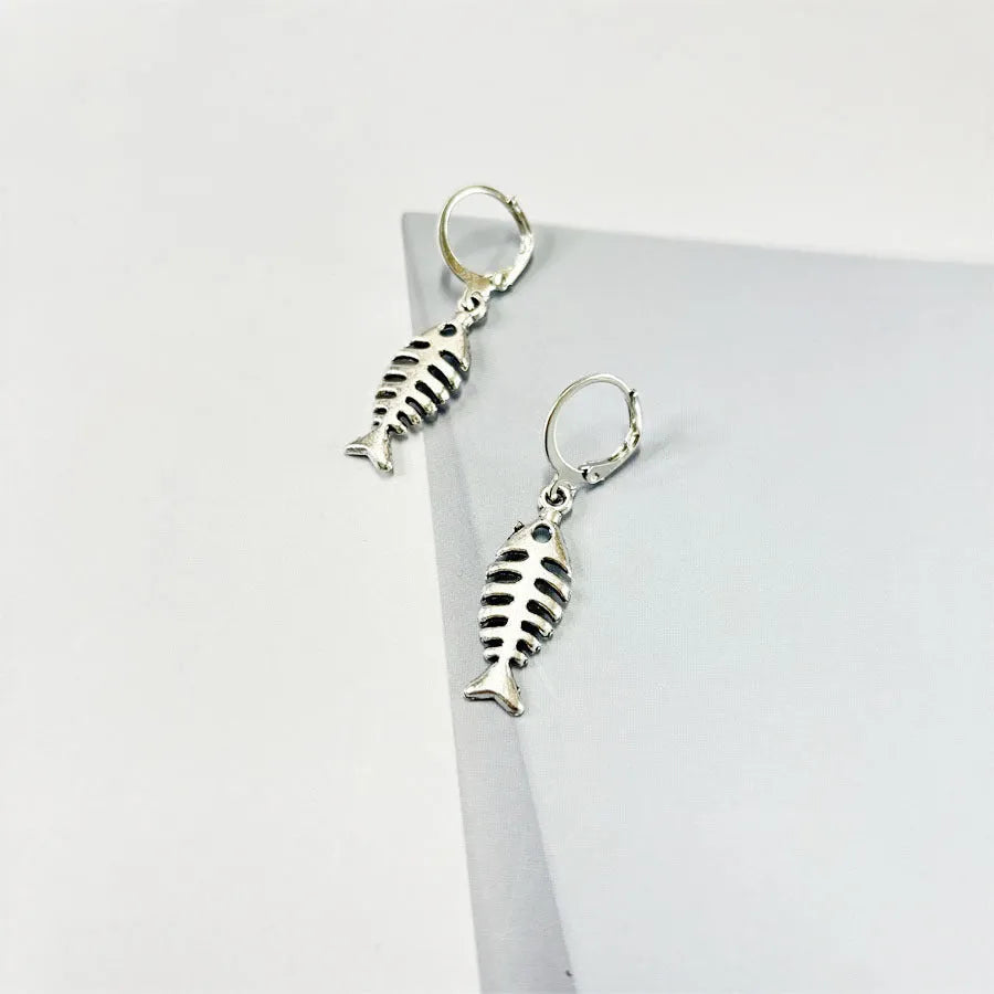 Retro fishbone pendant necklace and earrings set with adjustable alloy chain on a white background