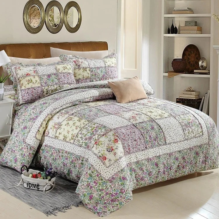 Pure cotton quilted bedspread three-piece set in a colour pattern with two pillowcases.