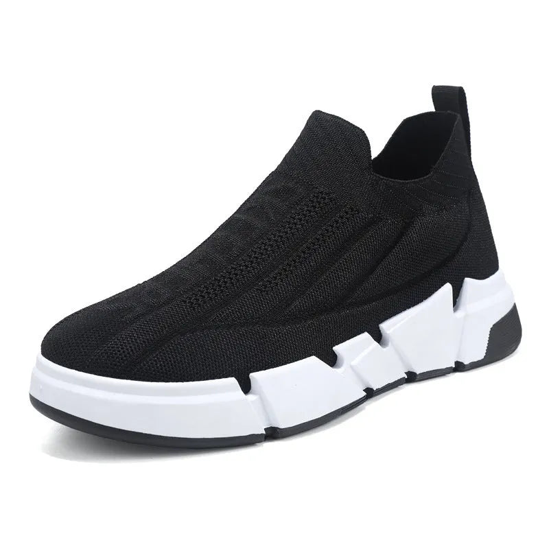 Men's casual slip-on sports shoes in black with flyknit mesh upper and sock cuffs
