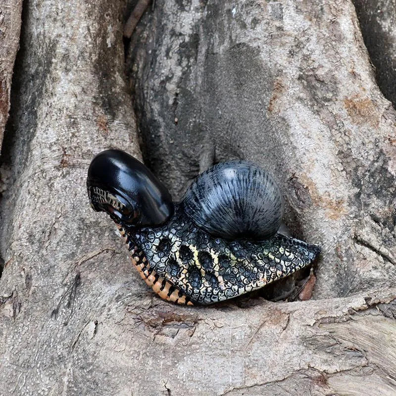 Modern solid resin snail sculpture ornament for garden or home decoration