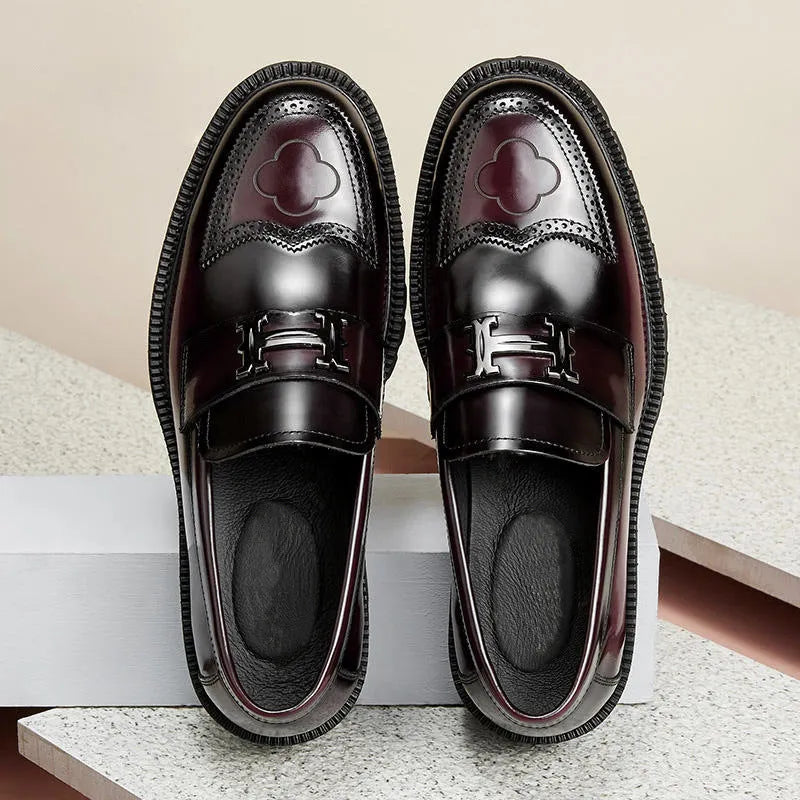 Men's low-top matte craft leather shoes with slit bead detail, black colour, rubber sole, side view