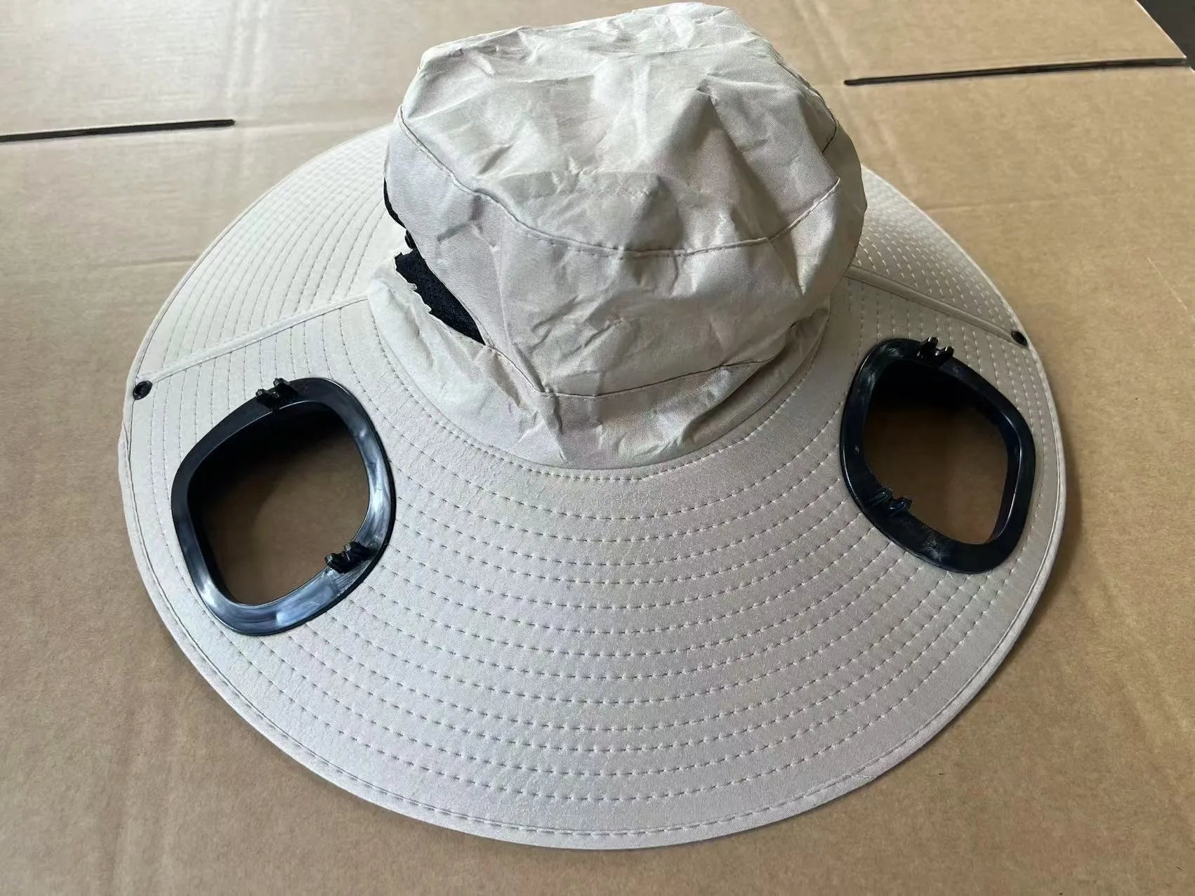 Men's grey solar fan cap with large sun-shading eave and integrated cooling fan