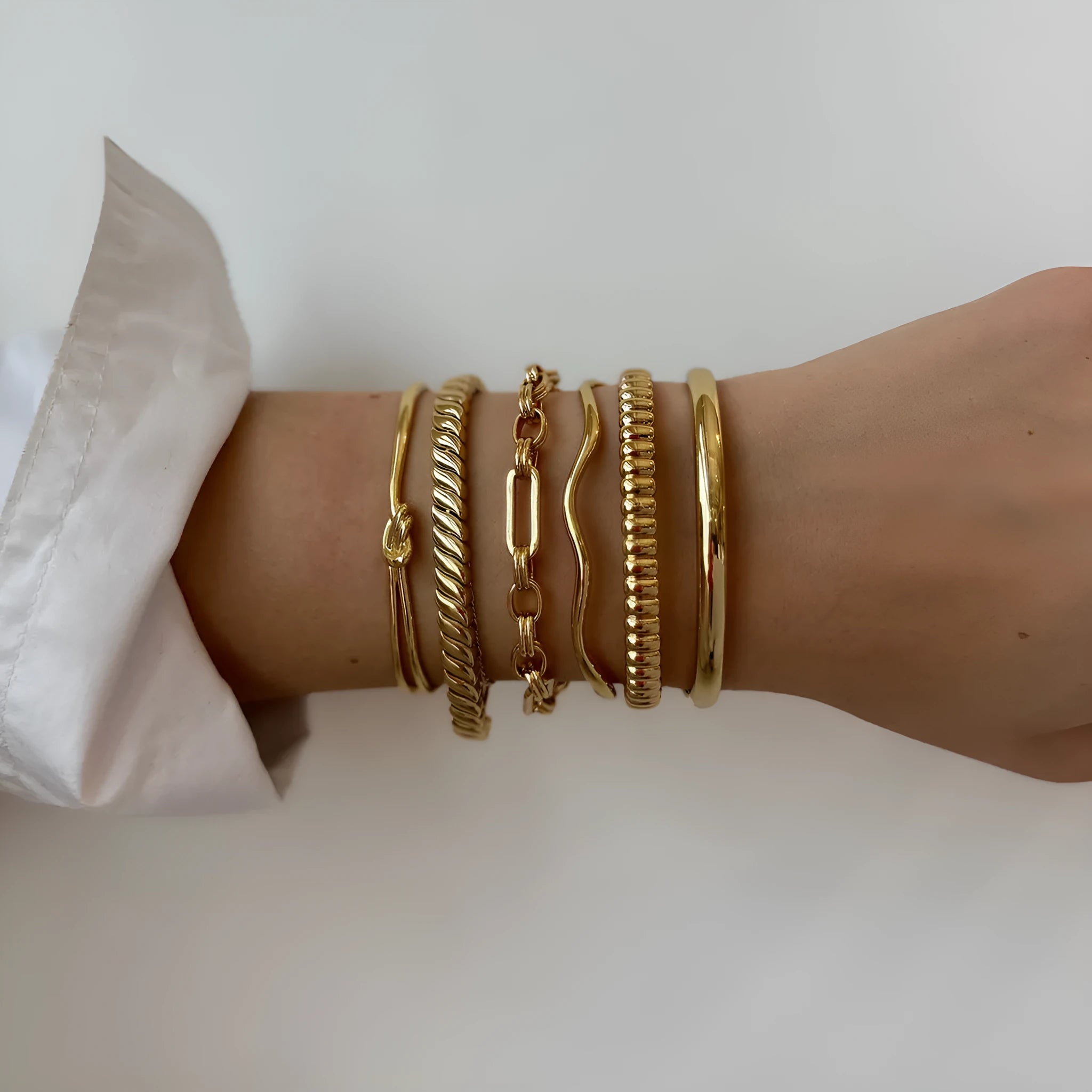 Women's stainless steel bracelet with electroplated metallic finish in European and American style