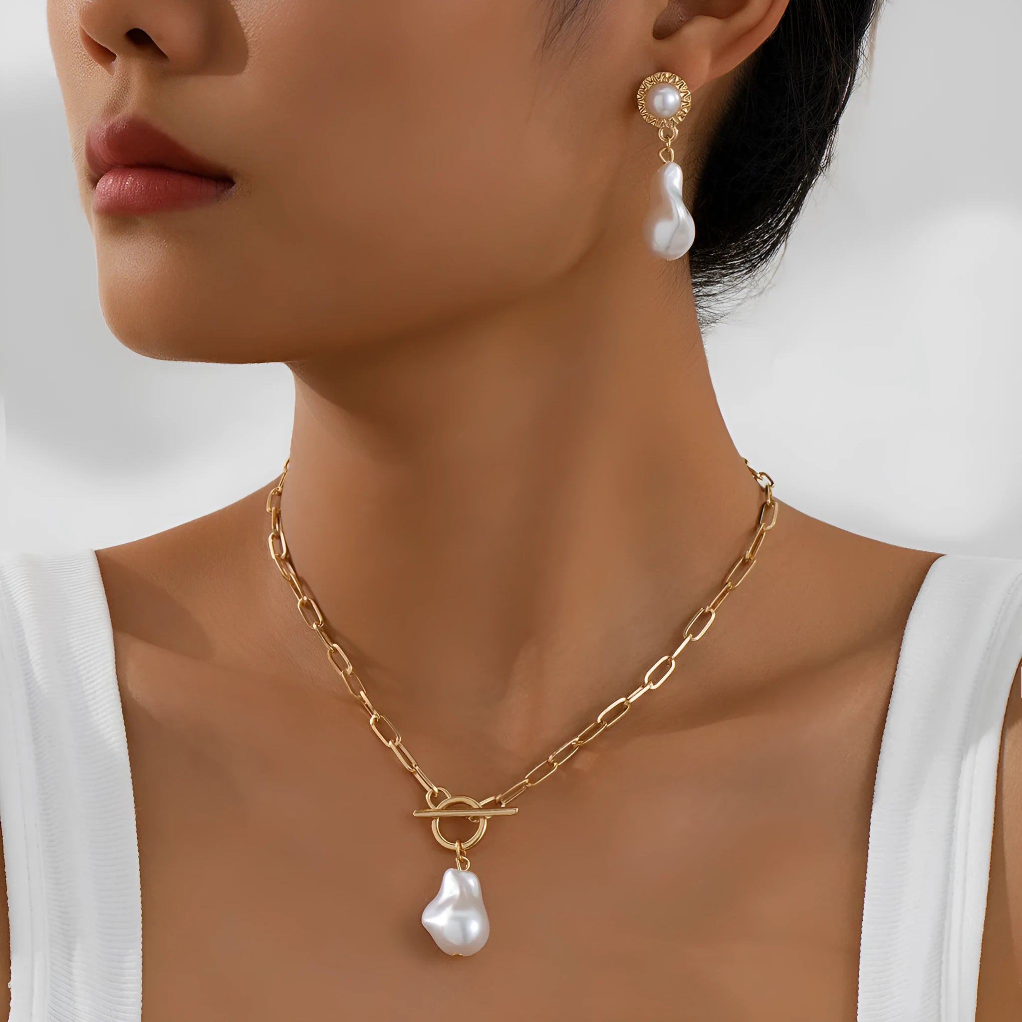 Gold-coloured iron baroque pearl jewellery set with necklace and matching earrings