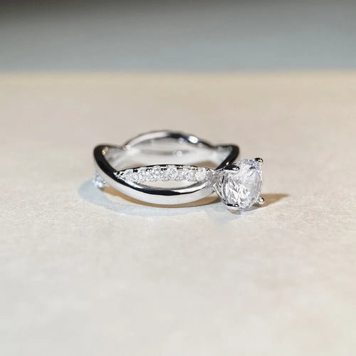 1 karat moissanite ring with four-claw setting and winding twisted arm in sterling silver, white diamond colour, size 7