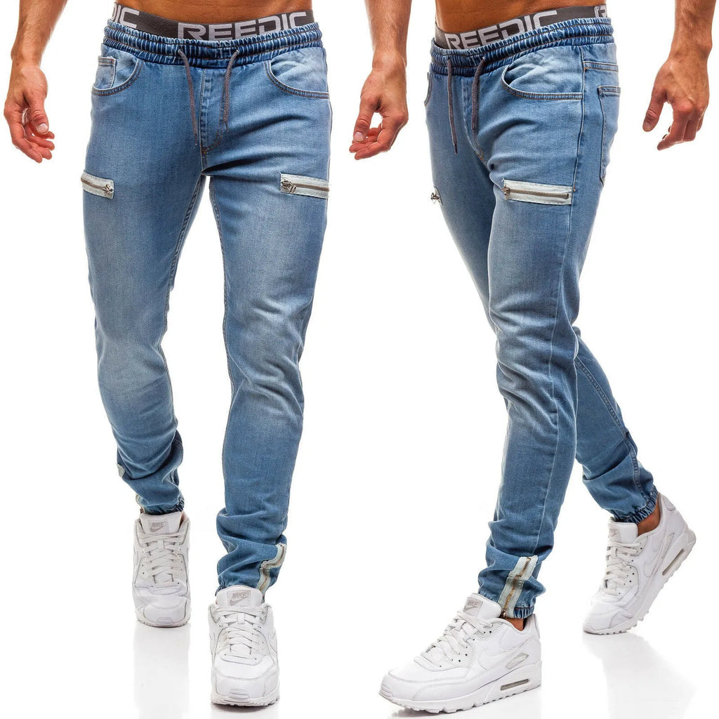 Men's denim sports jeans in dark blue, five-pocket style with cotton fabric