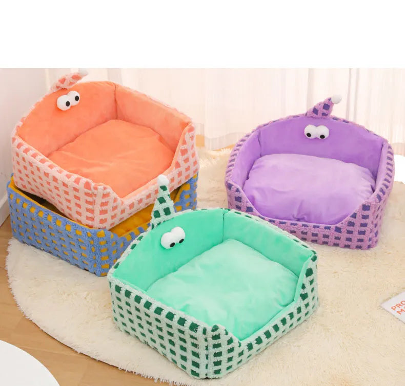 Triangular hat-shaped pet bed with removable cover in green colour with sponge interior