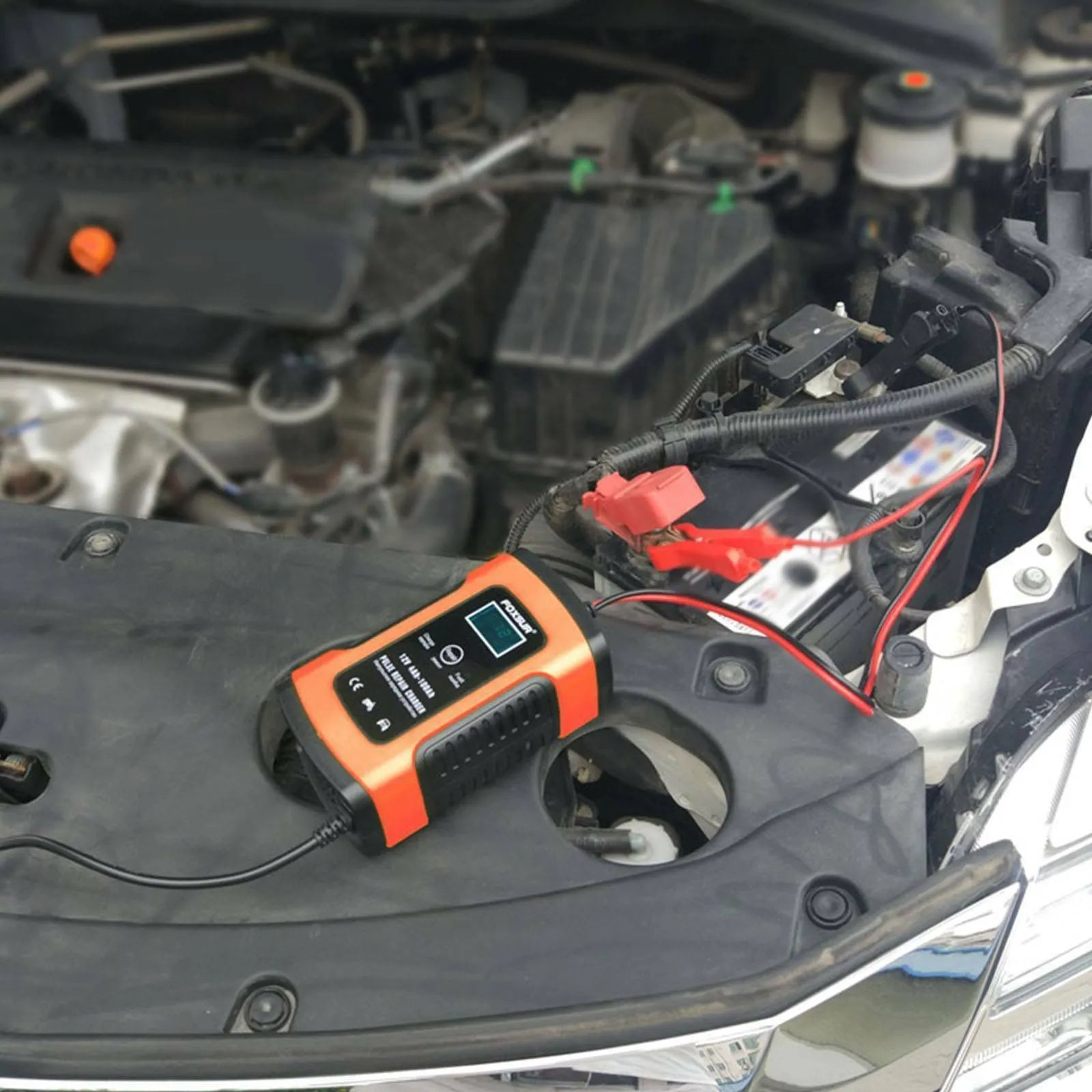Fully automatic 12V car and motorcycle battery charger with 3-stage charging and microprocessor control, compact size 150×85×60mm