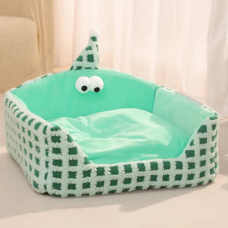Triangular hat-shaped pet bed with removable cover in green colour with sponge interior