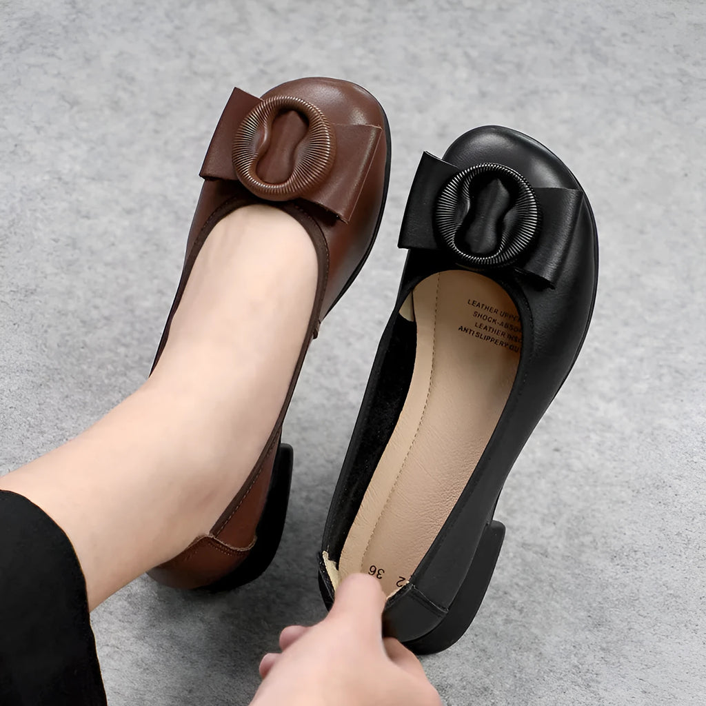 Low-cut women's slip-on pumps in genuine cowhide with round toe and mid wedge heel, black or brown