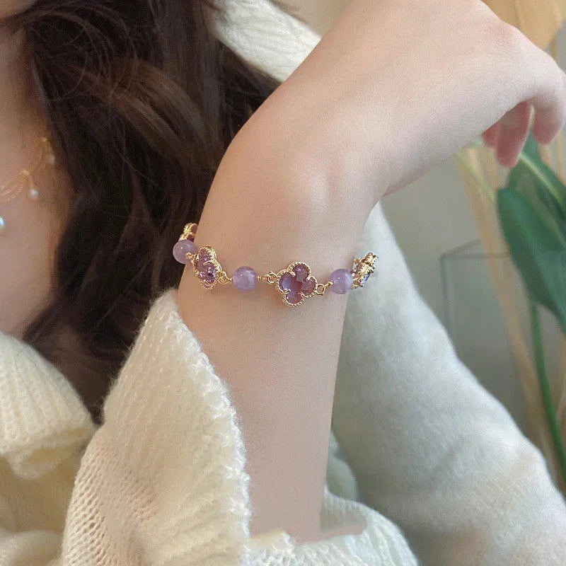 Artificial amethyst bracelet with four-leaf clover pendant and pearl details on electroplated chain