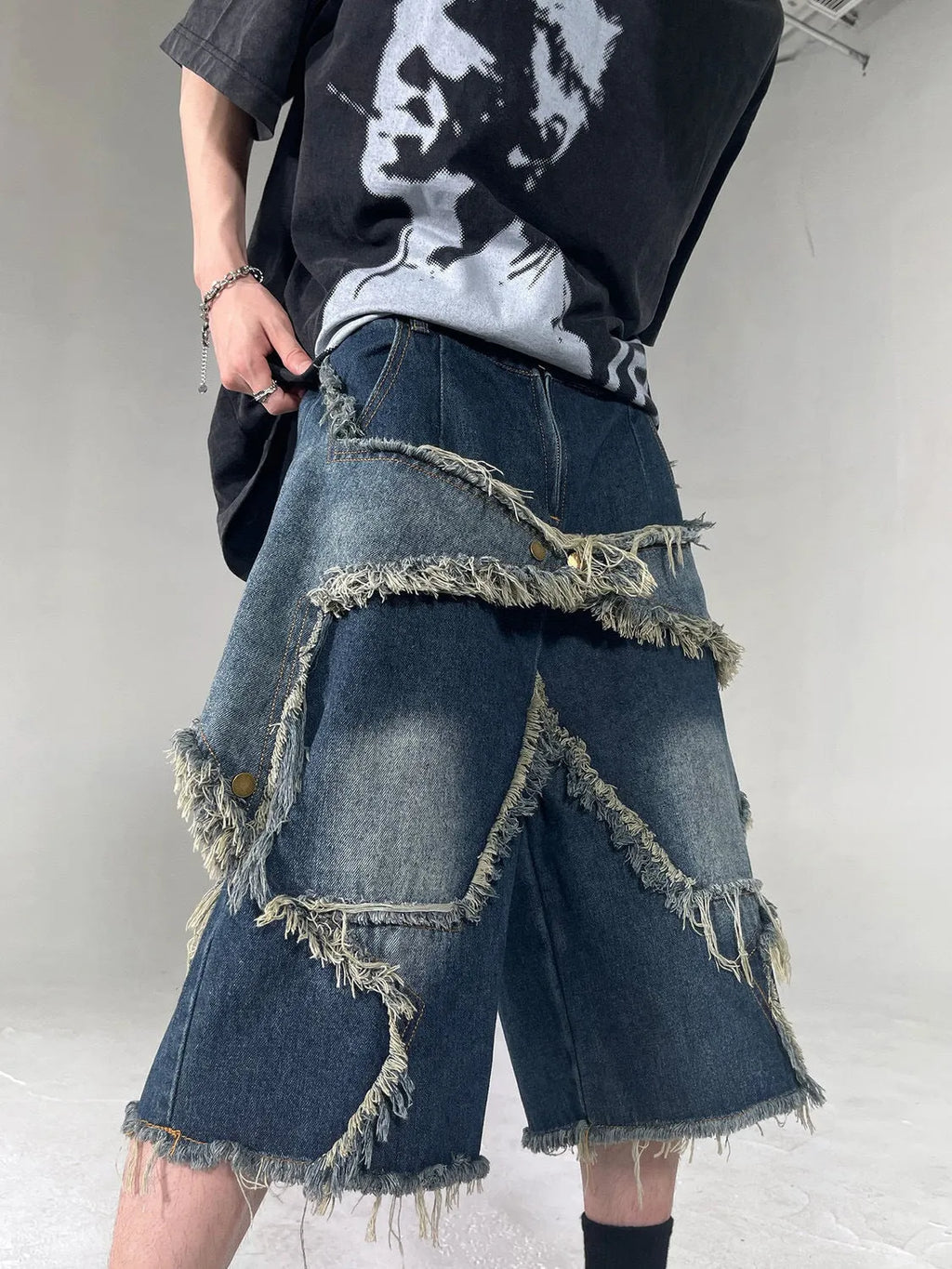 Blue denim shorts with frayed five-point star detailing in retro American style, loose fit for summer